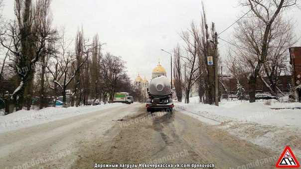 В Новочеркасске коммунальная техника увеличила мощности и теперь заваливает горожан снегом