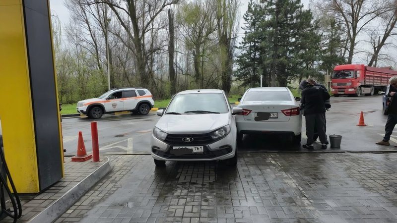 На заправке «Роснефть» на Харьковском шоссе водитель Lada Vesta пытался заправиться задним ходом