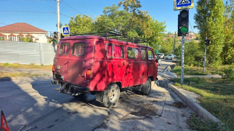 ДТП на Автобате: на пересечении Ростовского выезда и Силикатной столкнулись ВАЗ и УАЗ