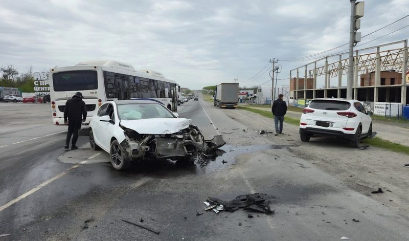 На въезде в Новочеркасск «Хендэ» врезался в «Опель», пропускавший встречный поток