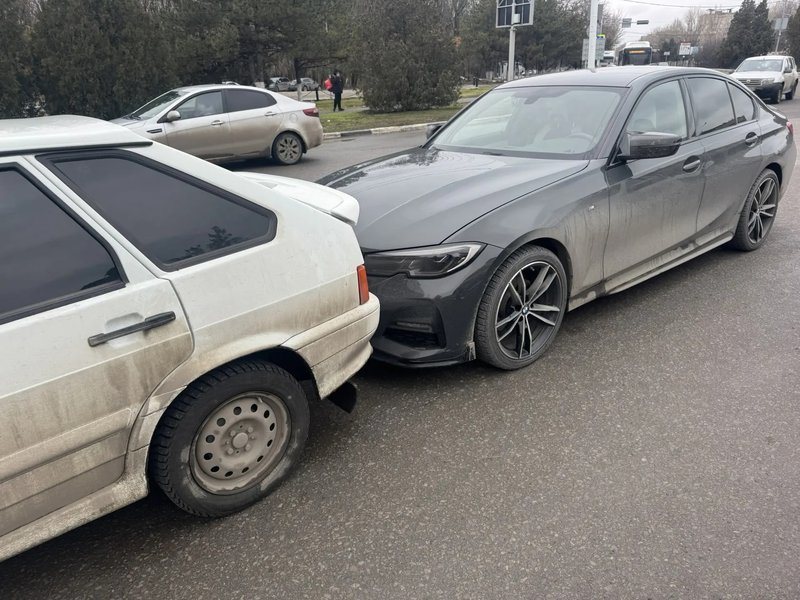На площади Юбилейной BMW догнала Ваз 2114 из-за несоблюдения дистанции