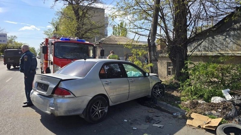На Будённовской гоночный автомобиль врезался в опору ЛЭП, пилот и штурман получили медпомощь