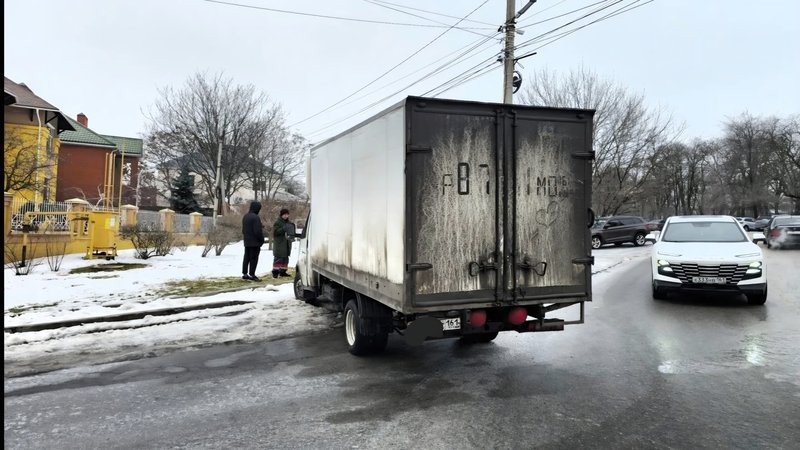 На перекрёстке Александровской и Разина грузовик врезался в припаркованную Honda
