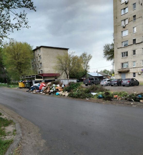 Жители домов на Спортивной, 111, 113 и 115 просят обратить внимание на контейнерную площадку