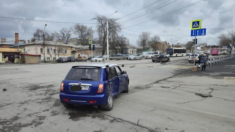 На проспекте Платовском при повороте налево столкнулись Lifan и Ford