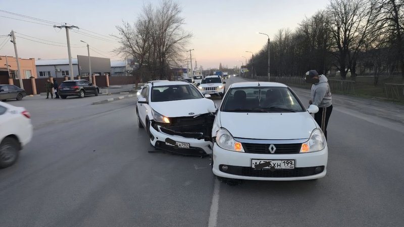 На Харьковской водитель Киа не пропустил Рено при выезде с прилегающей территории