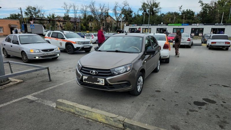 На парковке на улице Мацоты, 58 при движении задним ходом столкнулись Volkswagen и Lada Granta