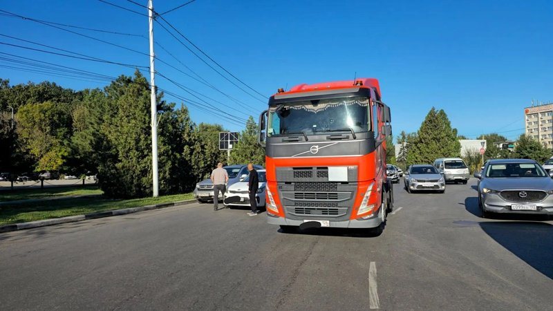 Грузовик Volvo и Kia столкнулись на площади Юбилейной в Новочеркасске