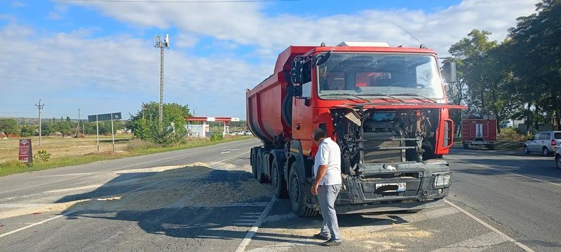 В Персиановском на повороте к дивизии столкнулись Haval, Ford и грузовик Shacman