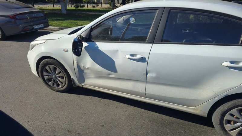 Грузовик Volvo и Kia столкнулись на площади Юбилейной в Новочеркасске