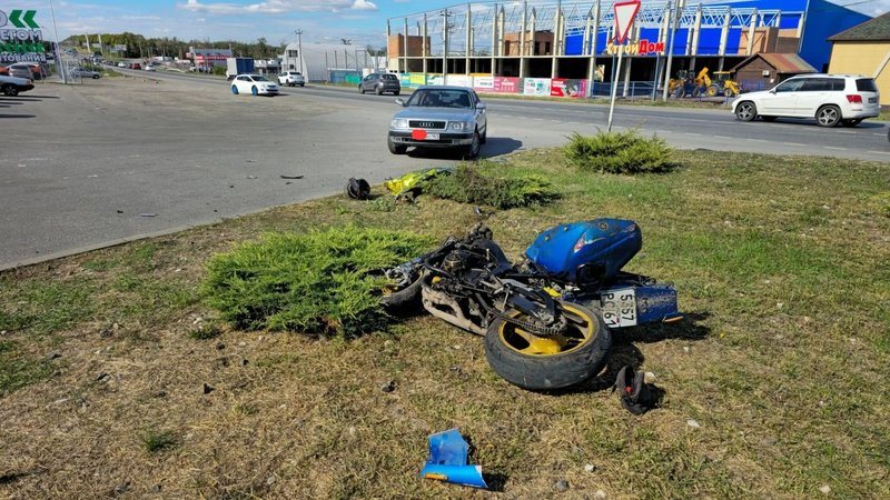 В Новочеркасске в ДТП с участием автомобиля Audi погиб 31-летний мотоциклист Yamaha