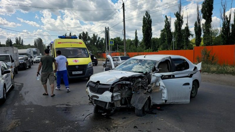 На въезде в Новочеркасск Renault выехал на встречную полосу и столкнулся с грузовиком
