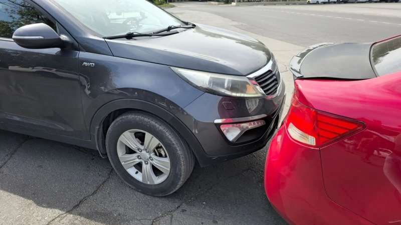 На площади Ермака при выезде со спуска Красного столкнулись два автомобиля Kia