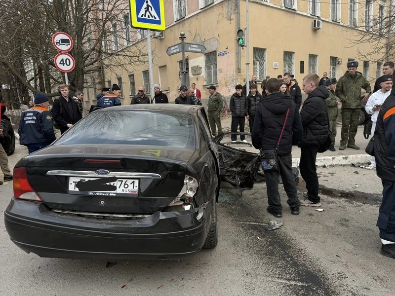 В центре Новочеркасска на Платовском столкнулись автомобили, трое пострадавших