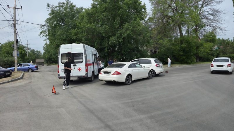 На Первомайской и Бакунина Mercedes не уступил дорогу Volkswagen, водителю хэтчбека понадобилась помощь медиков