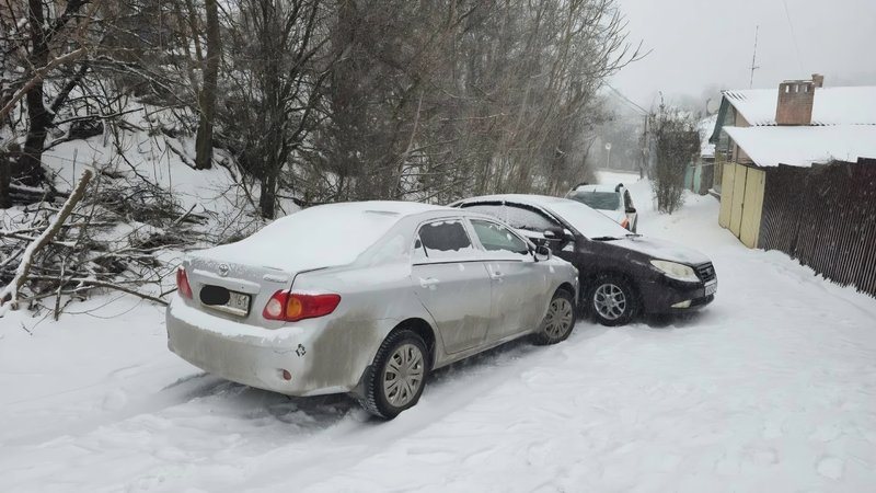 На подъёме у дома 119 по Красноармейской Toyota докатилась до застрявшего Hyundai