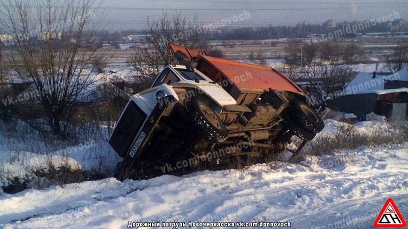 Под Новочеркасском мусоровоз попал в кювет