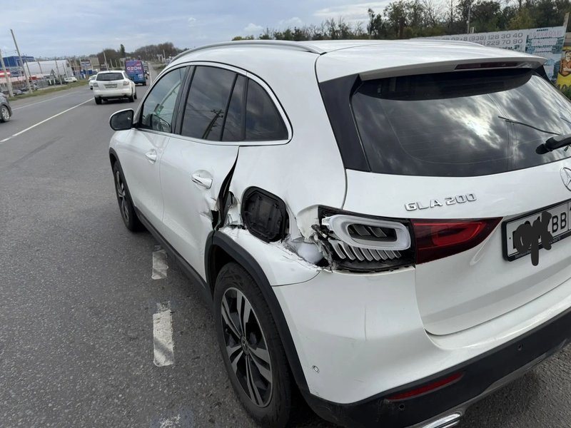 ДТП на повороте к Грушевке: грузовик задел полуприцепом Mercedes