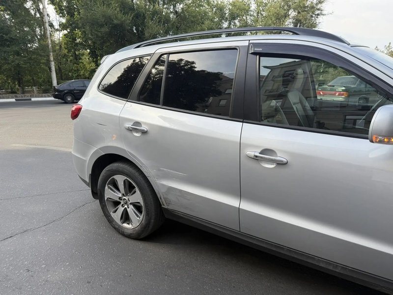 На съезде с Троицкой на проспект Ермака столкнулись Hyundai и Lada Largus