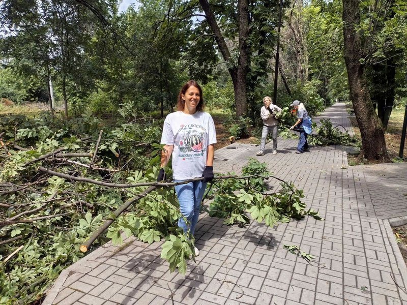 Новочеркасцы убирают Парк Электровозостроителей после ливня и ветра