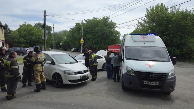 На Первомайской и Бакунина Mercedes не уступил дорогу Volkswagen, водителю хэтчбека понадобилась помощь медиков
