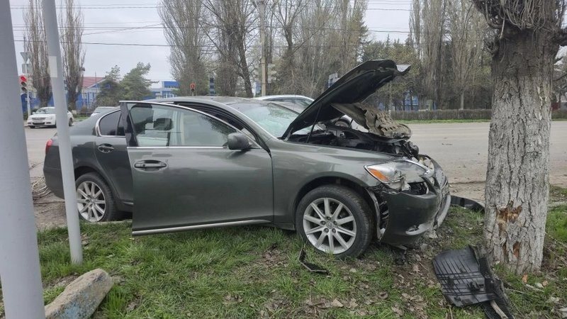 На Харьковском шоссе после ДТП Лексус сбил пешехода на переходе