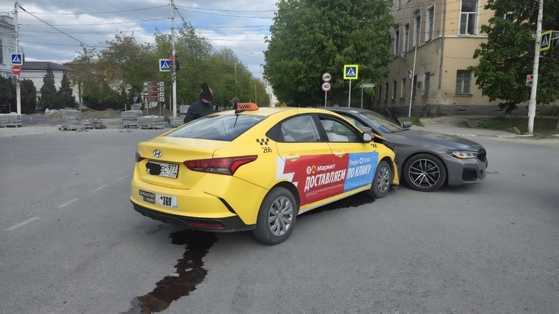 При повороте налево на Платовском водитель БМВ не пропустила встречный Солярис