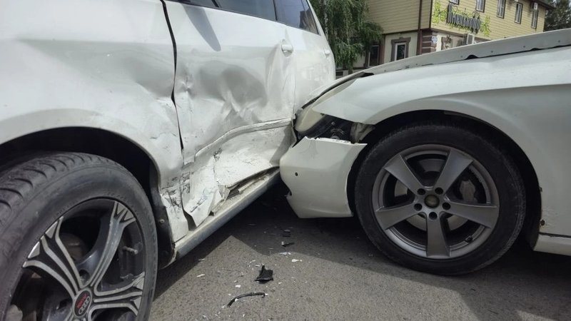 На Первомайской и Бакунина Mercedes не уступил дорогу Volkswagen, водителю хэтчбека понадобилась помощь медиков
