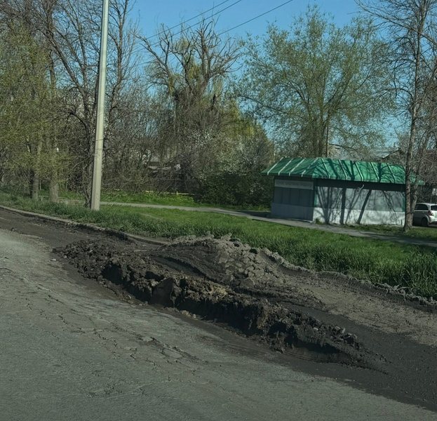 Жители сообщают о крупной яме на улице Макаренко в Новочеркасске