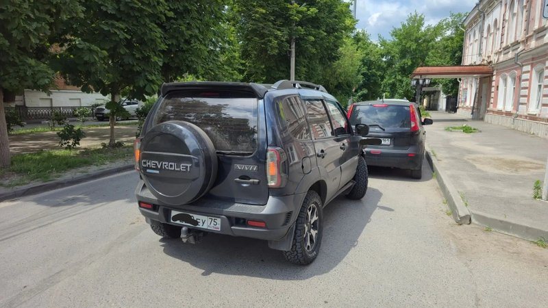 У дома №42 на улице Атаманской столкнулись ВАЗ-2110 и «Нива»