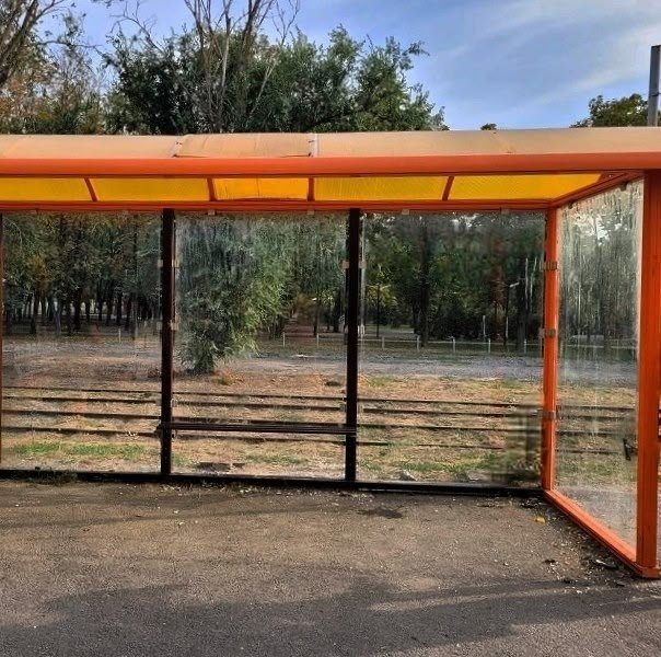 В Новочеркасске продолжаются уборка улиц и обновление остановок