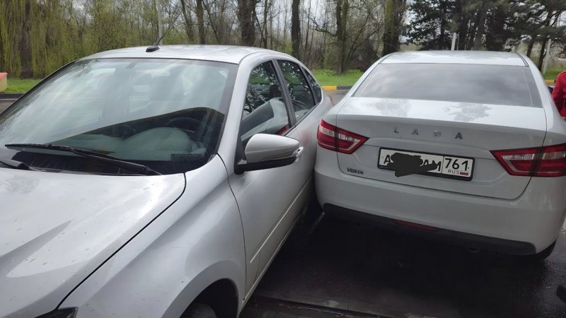 На заправке «Роснефть» на Харьковском шоссе водитель Lada Vesta пытался заправиться задним ходом