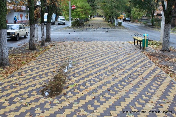Новочеркасцы обеспокоены судьбой тротуара на ул.Атаманской