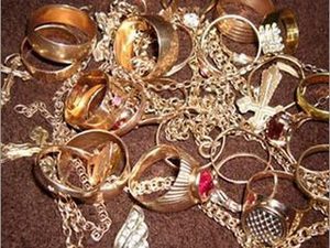 Новочеркасец вынес из дома украшения на сумму около 150 тысяч рублей
