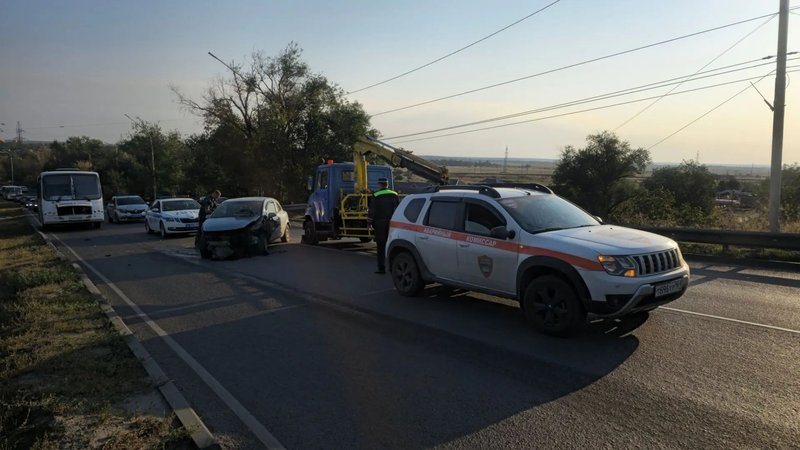Водитель Opel на спуске Герцена в Новочеркасске врезался в отбойник и скрылся с места