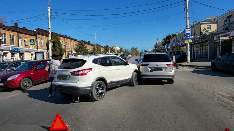 В Новочеркасске Nissan врезался в Volkswagen, остановившийся перед пешеходным переходом