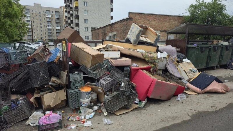 На улице Визирова, 13 обнаружили стихийную свалку, информацию передали в инспекцию
