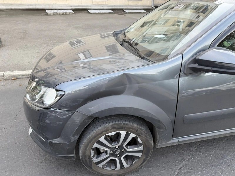На съезде с Троицкой на проспект Ермака столкнулись Hyundai и Lada Largus