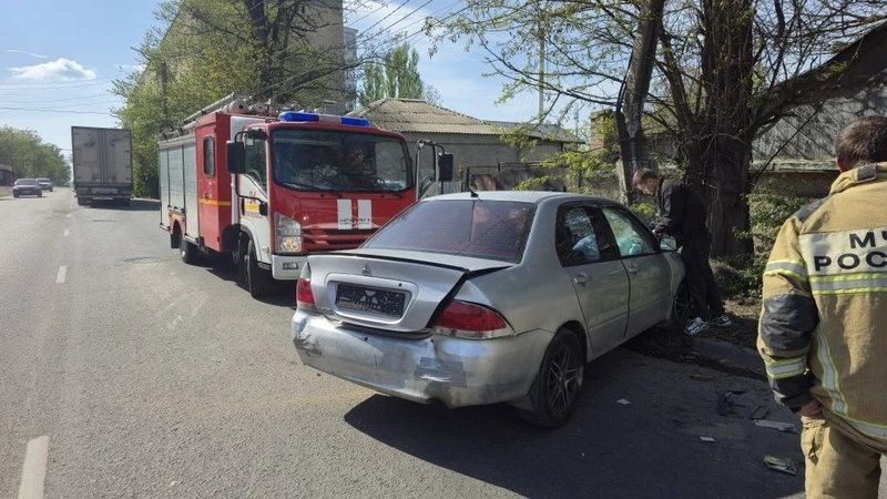 На Будённовской гоночный автомобиль врезался в опору ЛЭП, пилот и штурман получили медпомощь