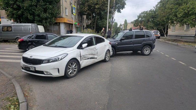 На перекрёстке улиц Ларина и Народная в Новочеркасске столкнулись Lada Niva и Kia Rio
