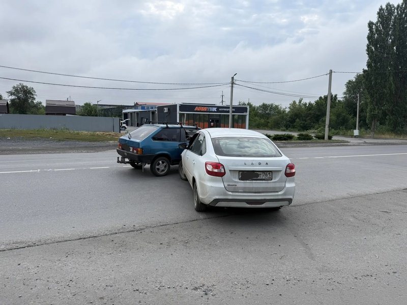 На Харьковском шоссе в Новочеркасске столкнулись LADA Granta и ВАЗ-2108