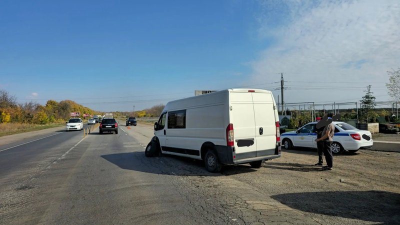 На съезде с трассы М-4 в Новочеркасск столкнулись Peugeot и Toyota