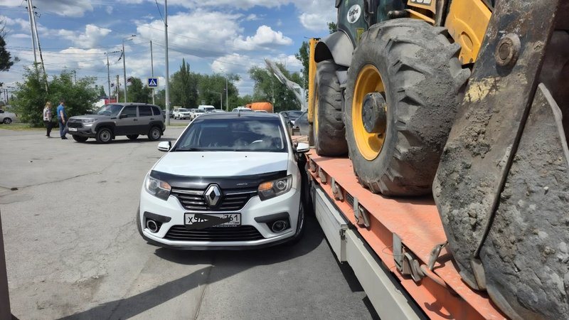 На Хотунке в районе Бума водитель Ситрака притёр Рено