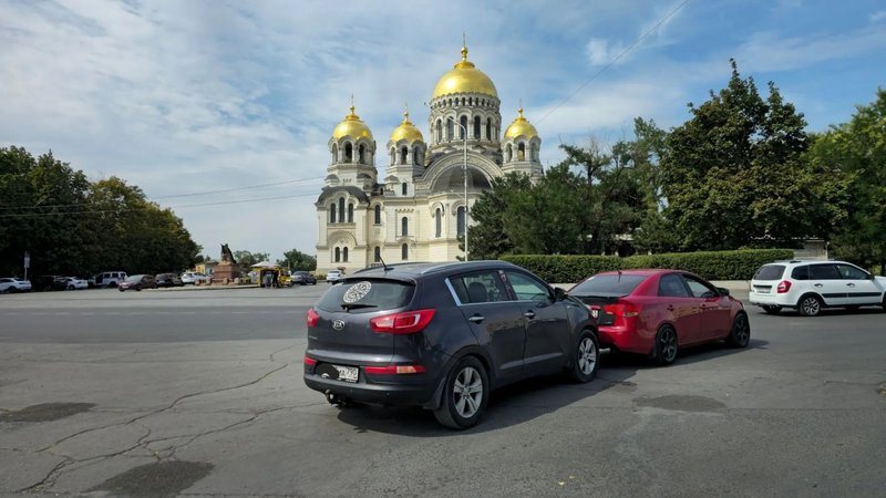 На площади Ермака при выезде со спуска Красного столкнулись два автомобиля Kia