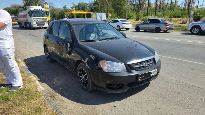 На выезде из Новочеркасска в сторону Ростова столкнулись Hyundai и Kia