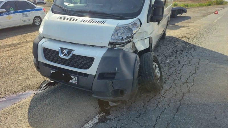 На съезде с трассы М-4 в Новочеркасск столкнулись Peugeot и Toyota