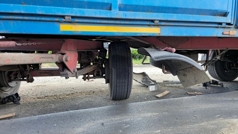 На въезде в Новочеркасск Renault выехал на встречную полосу и столкнулся с грузовиком