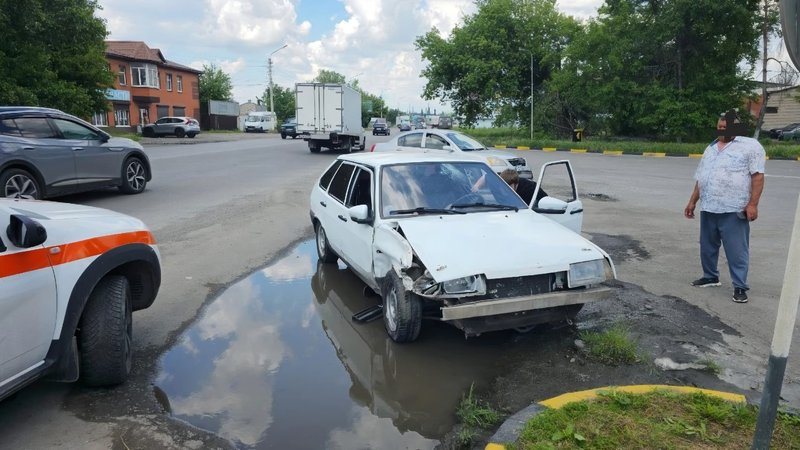 На Харьковской лишённый прав водитель Вортекса столкнулся с ВАЗ-2109, пострадала девочка