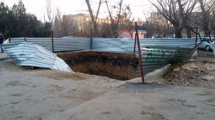 Опасную для новочеркассцев яму в микрорайоне Черемушки засыпят землей