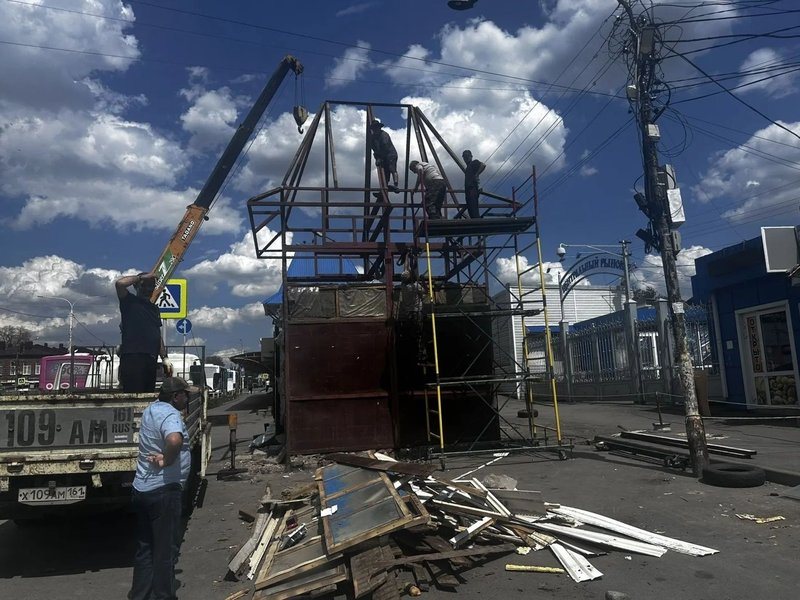 В Новочеркасске начался демонтаж входной группы Азовского рынка на Платовском